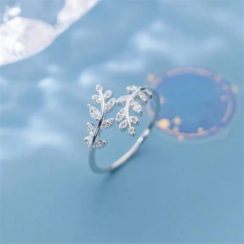 Leaf-shaped copper electroplated branch ring for women in gold or silver colour options