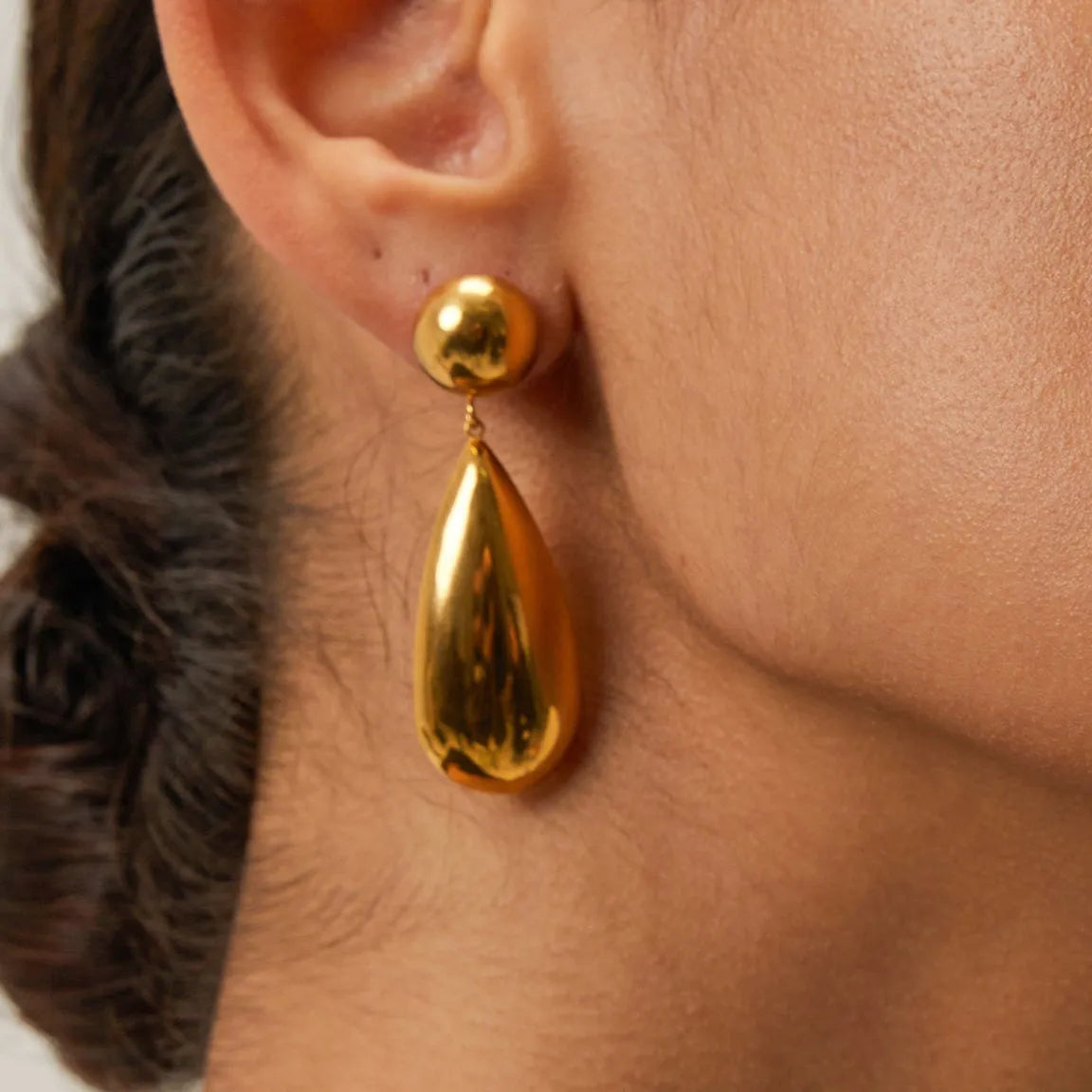 Gold-coloured stainless steel earrings with geometric water drop hemisphere pendant design