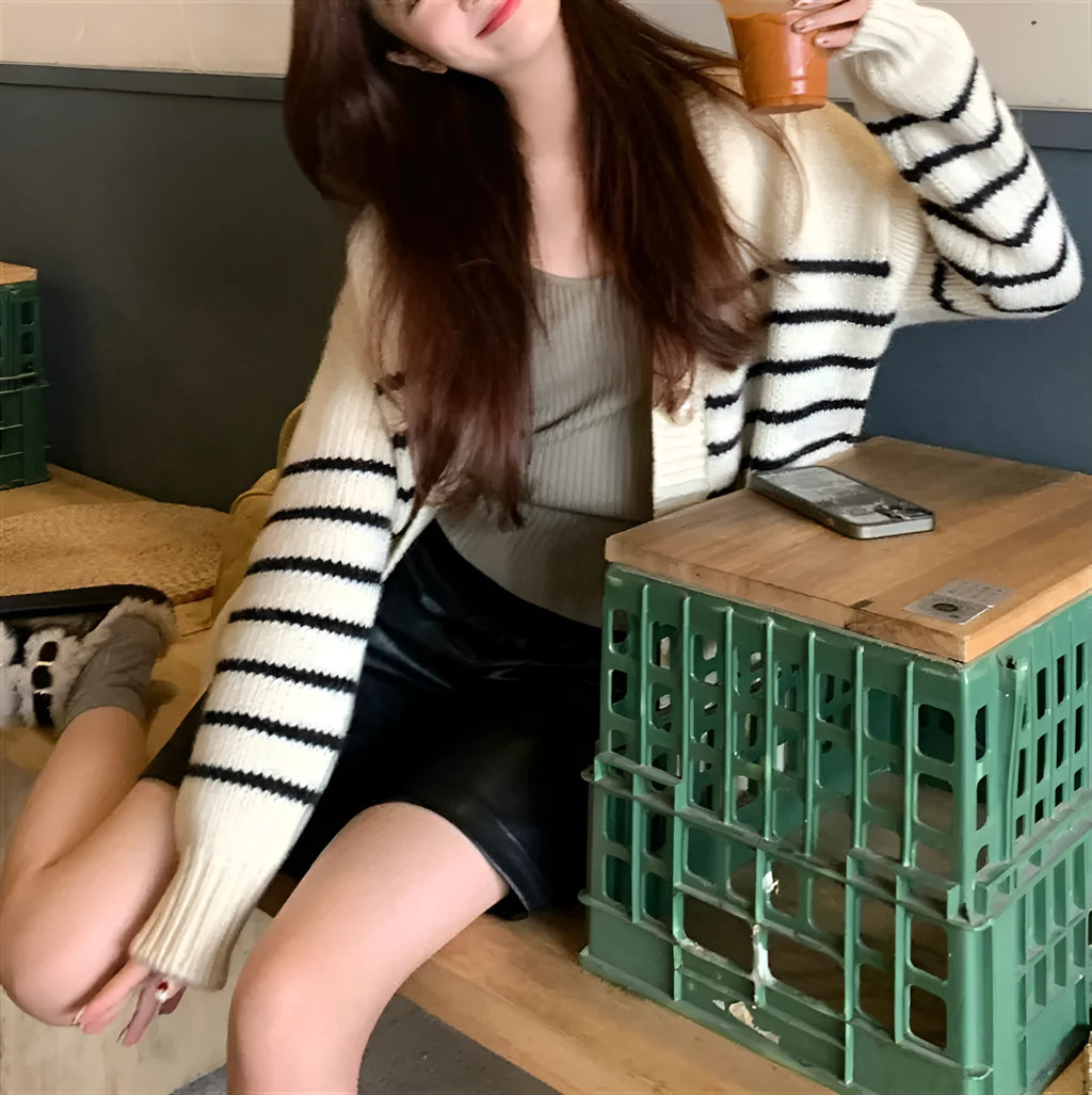 Collar button cardigan sweater with 3D pattern in autumn colour