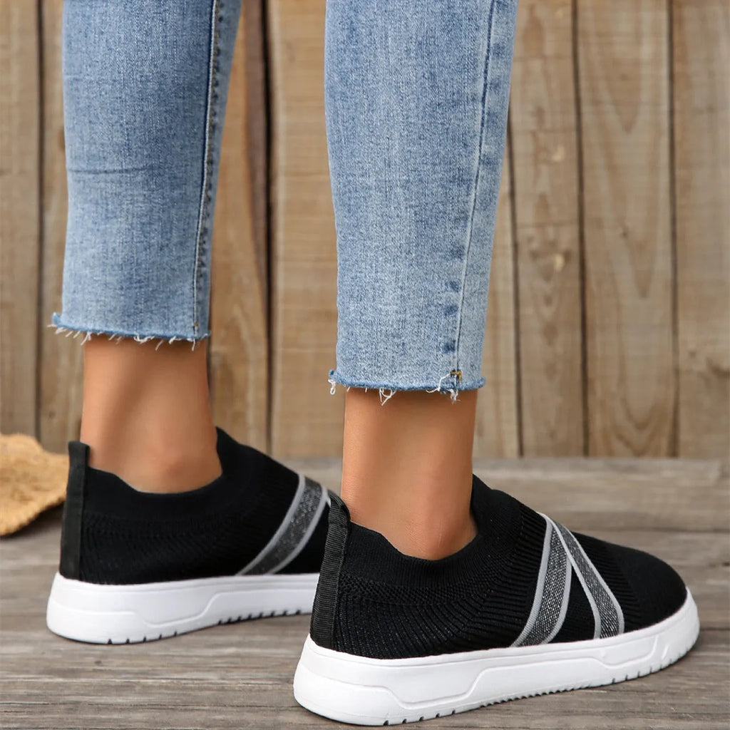 Black women's flat shoes with flyknit mesh upper and rubber sole