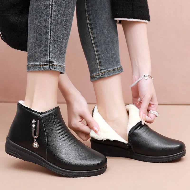 Winter cotton shoes for elderly with soft sole and flat heel, solid colour design