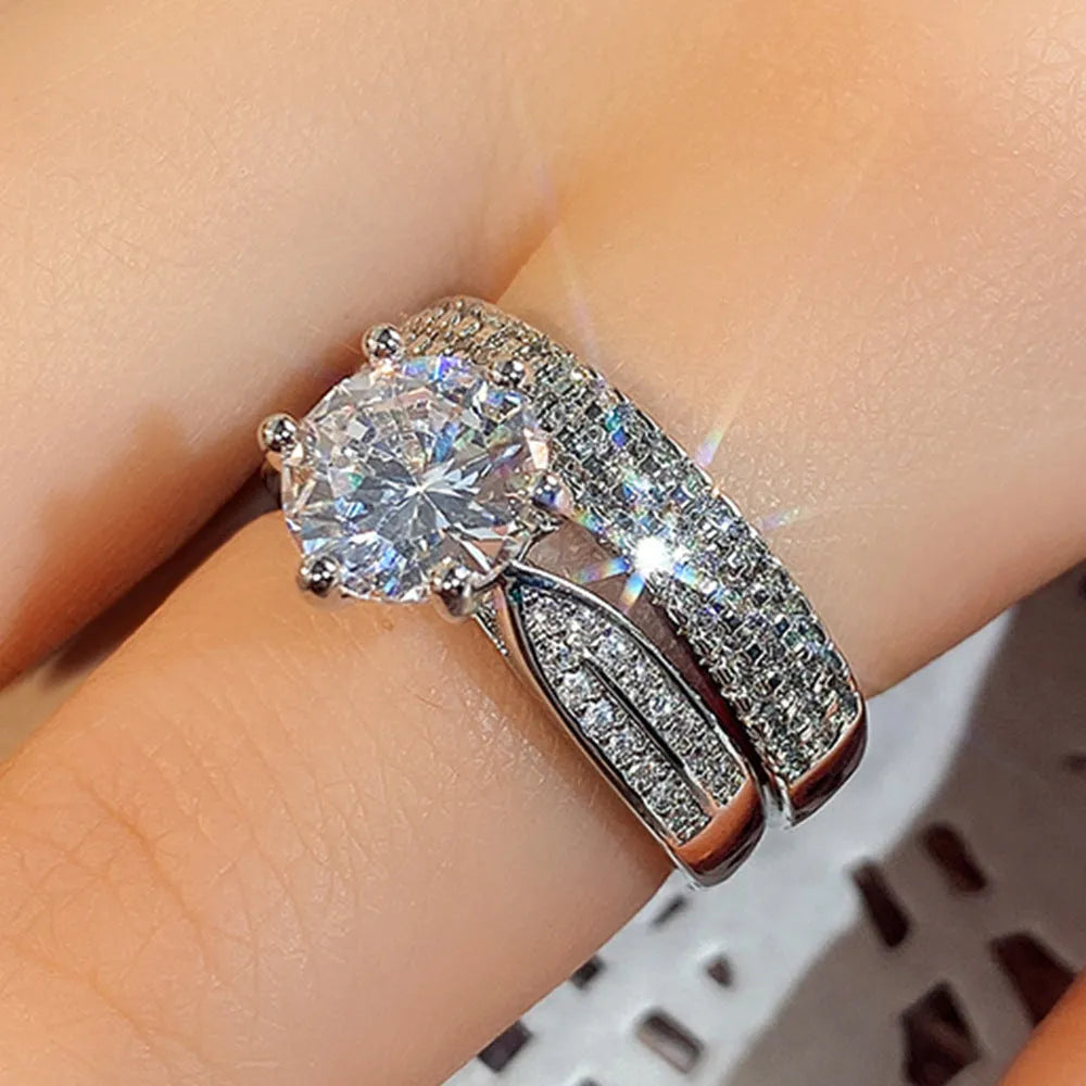 White gold-coloured geometric wedding ring bracelet with round elements on size display