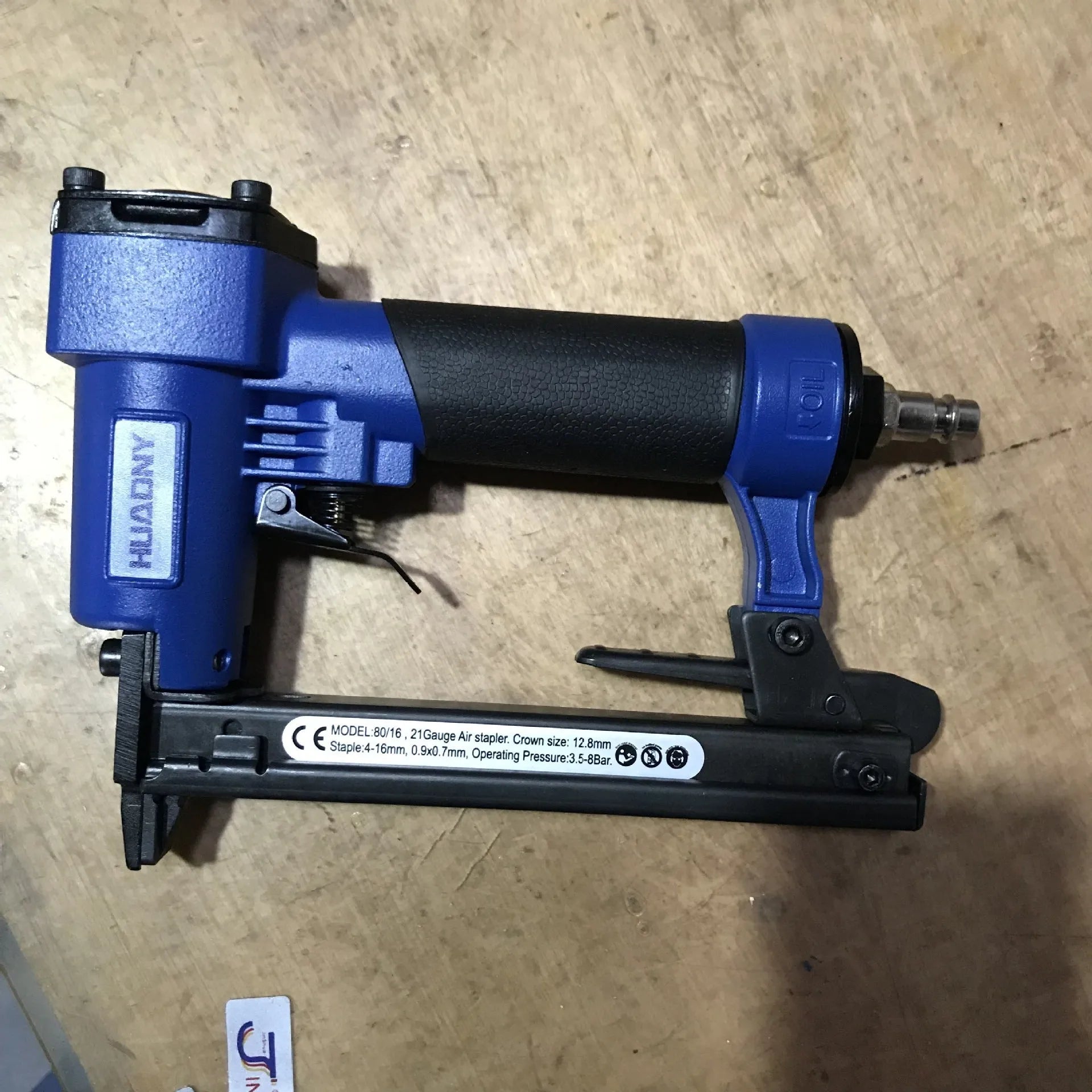 Blue U-type pneumatic strip nail gun with American connector for furniture and decoration work