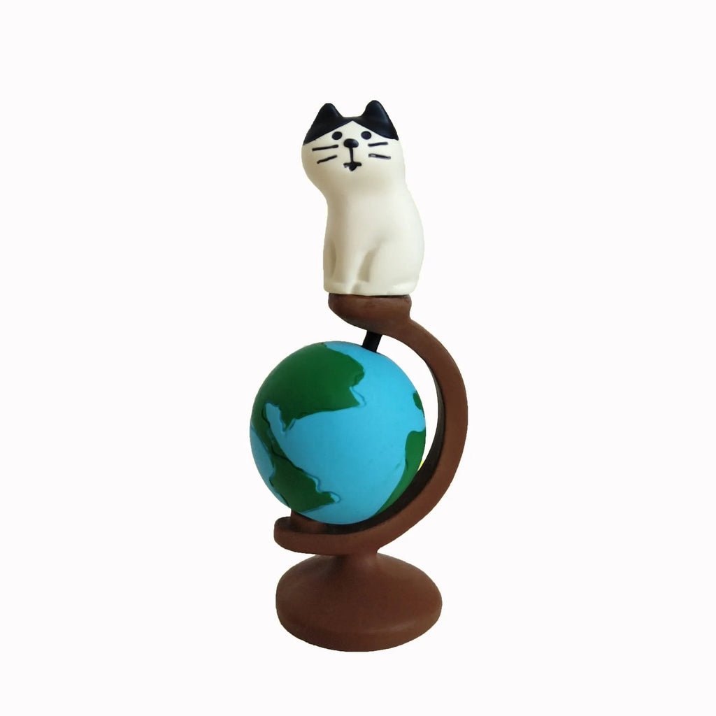 Cartoon cat Statue of Liberty resin figurine on travel-themed base.