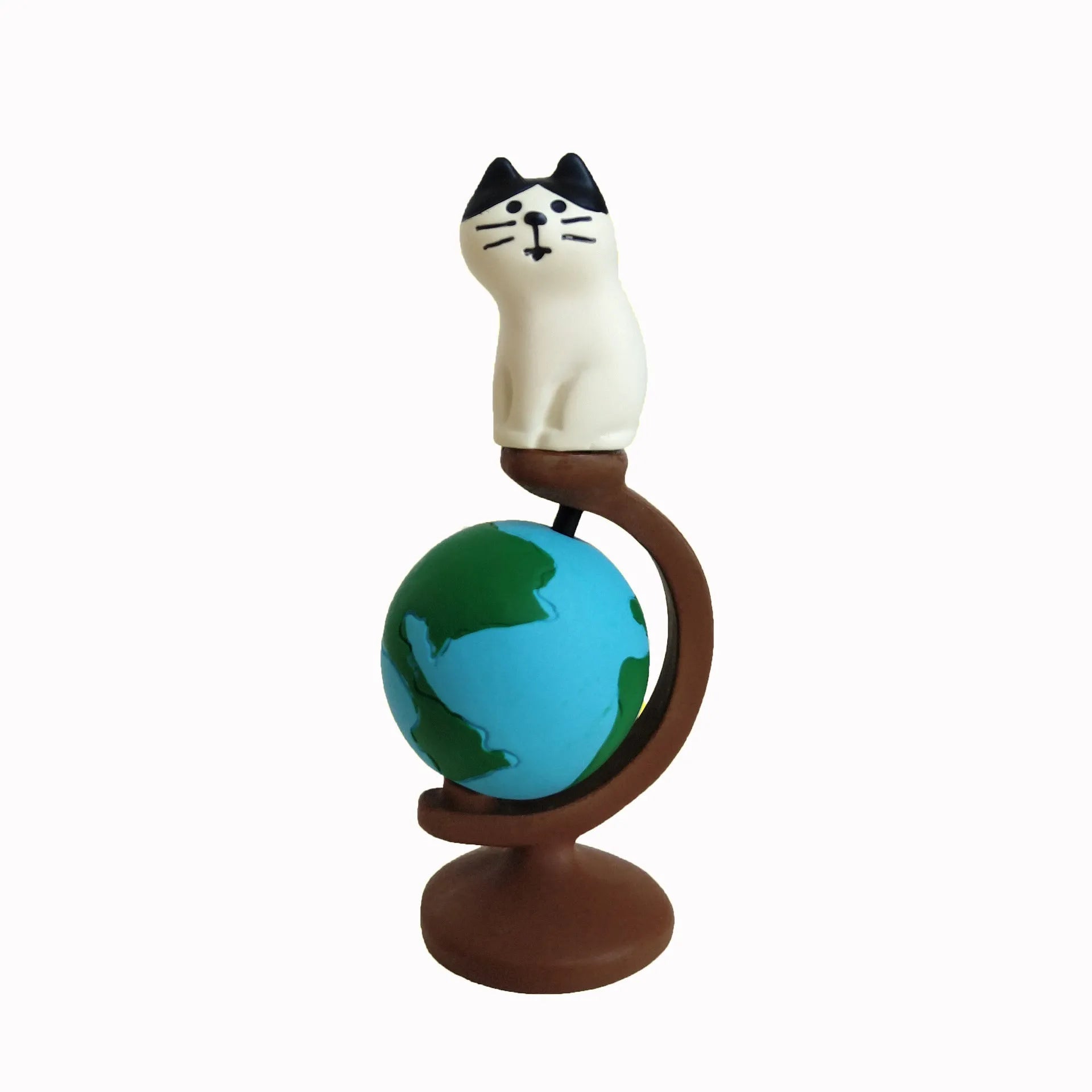 Cartoon cat Statue of Liberty resin figurine on travel-themed base.