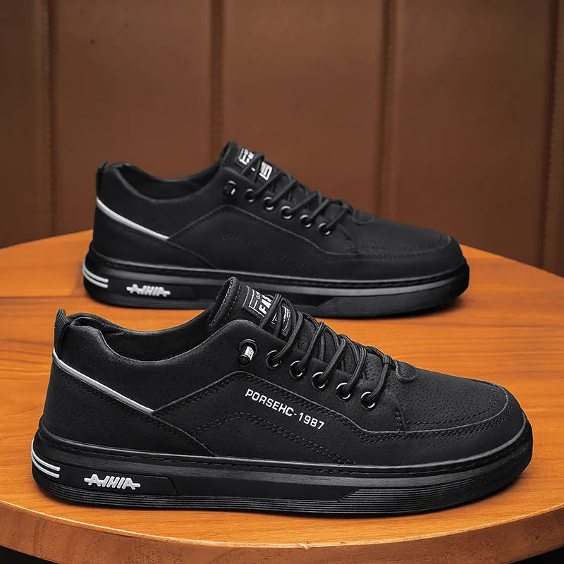 Men's low-top casual shoes in black colour with round toe and rubber soles