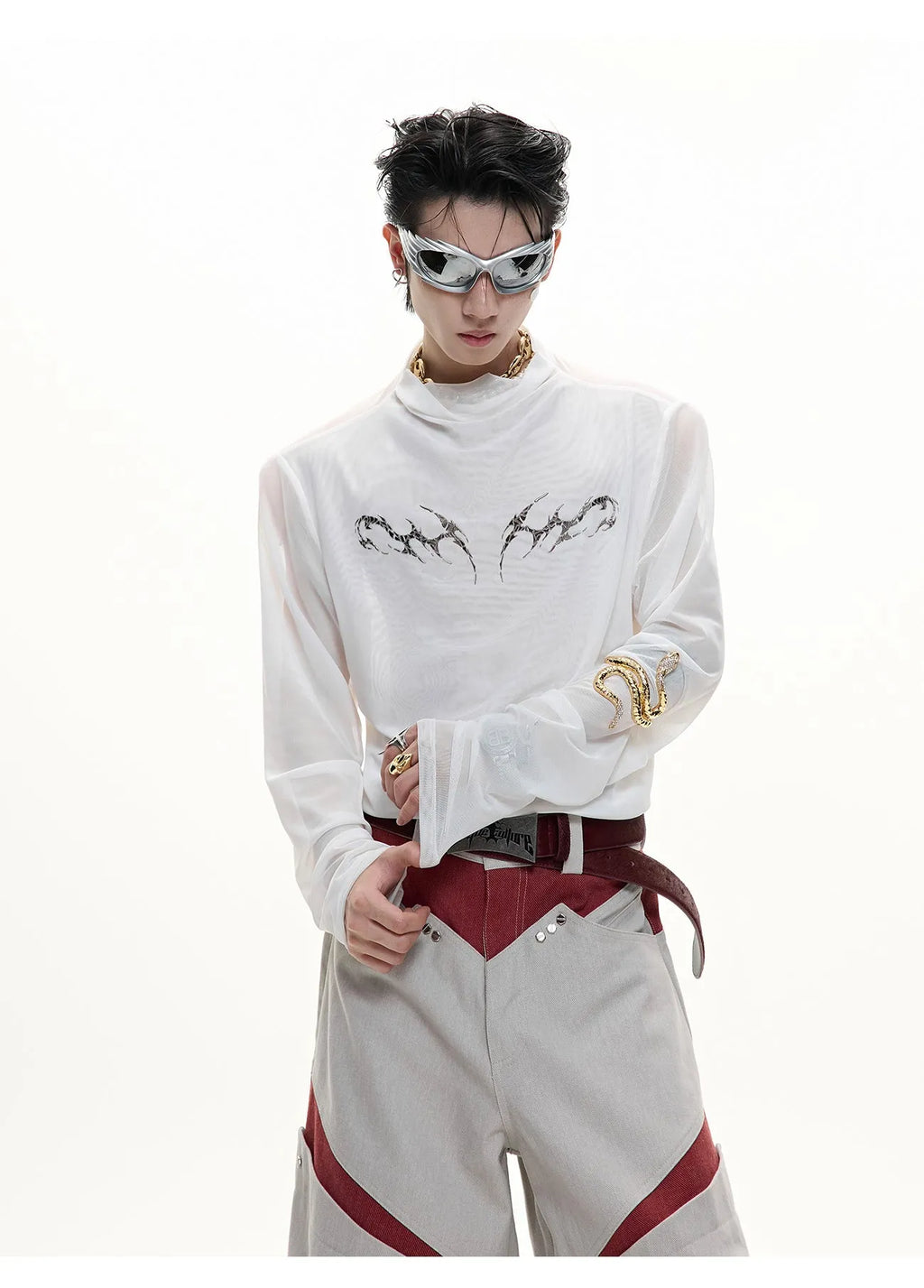 Slim fit black mesh bottoming shirt with long sleeves on a mannequin
