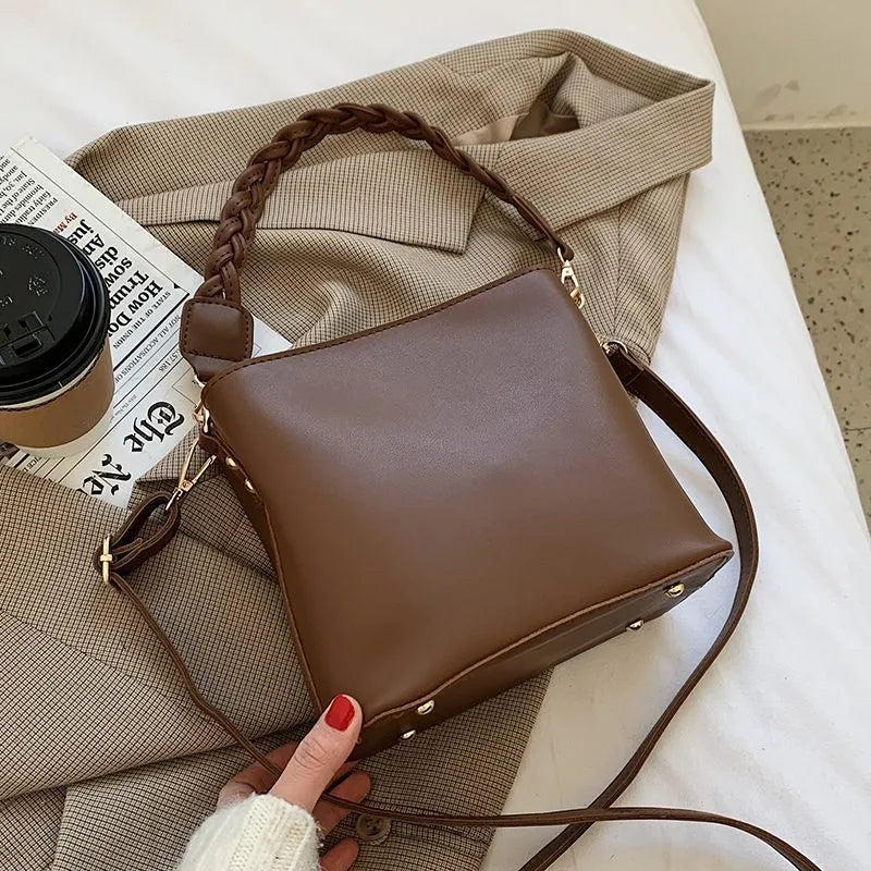 Retro one-shoulder crossbody bucket bag with weaving detail in khaki colour.