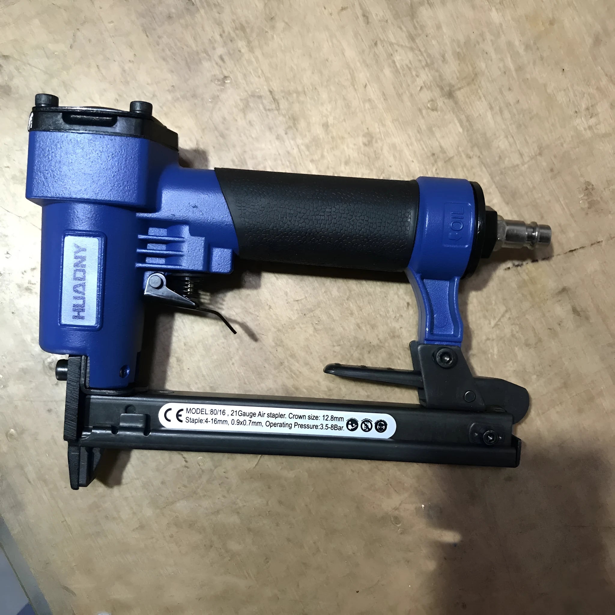 Blue U-type pneumatic strip nail gun with American connector for furniture and decoration work