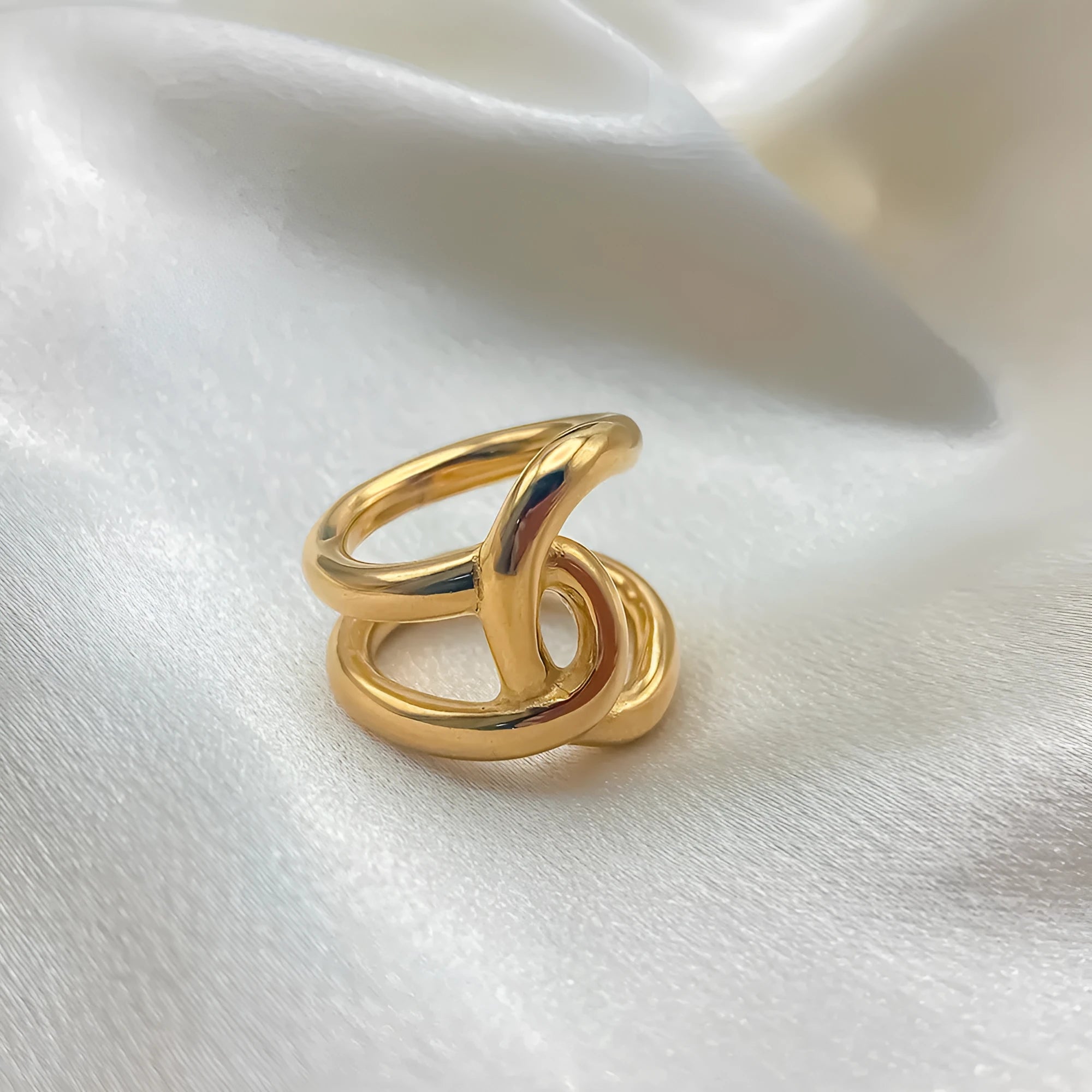 Geometric knot ring with U-shaped profile in stainless steel with adjustable opening mechanism