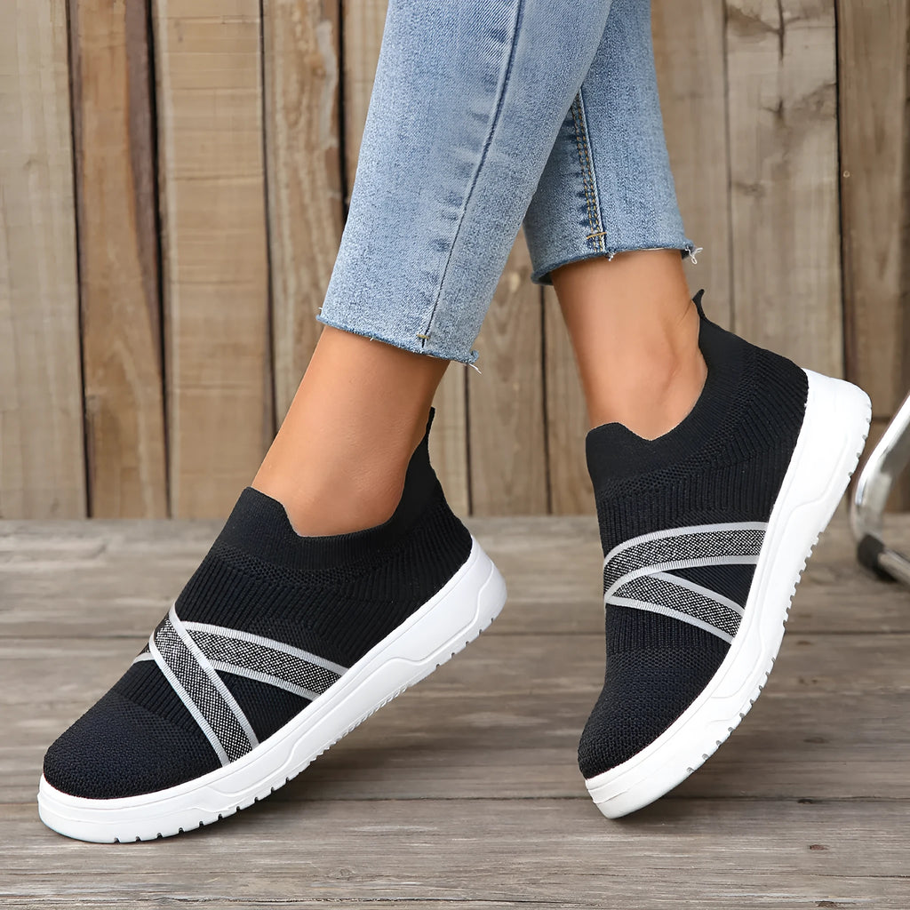 Black women's flat shoes with flyknit mesh upper and rubber sole