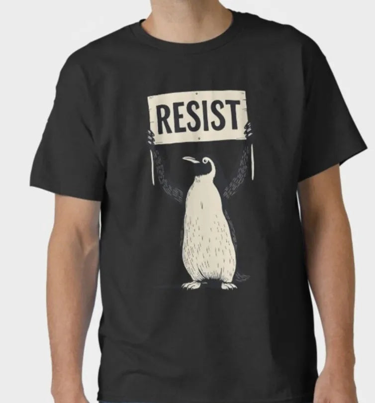 Straight cut cotton t-shirt with short sleeves and round neck in loose summer styling