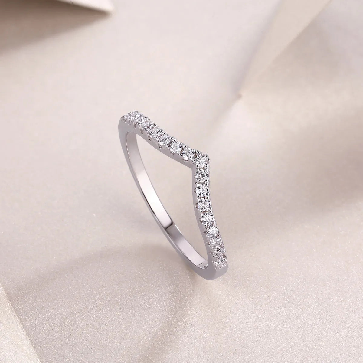 Moissanite wedding ring set on S925 silver with platinum plating, ring size 7, with gift box and GRA certificate