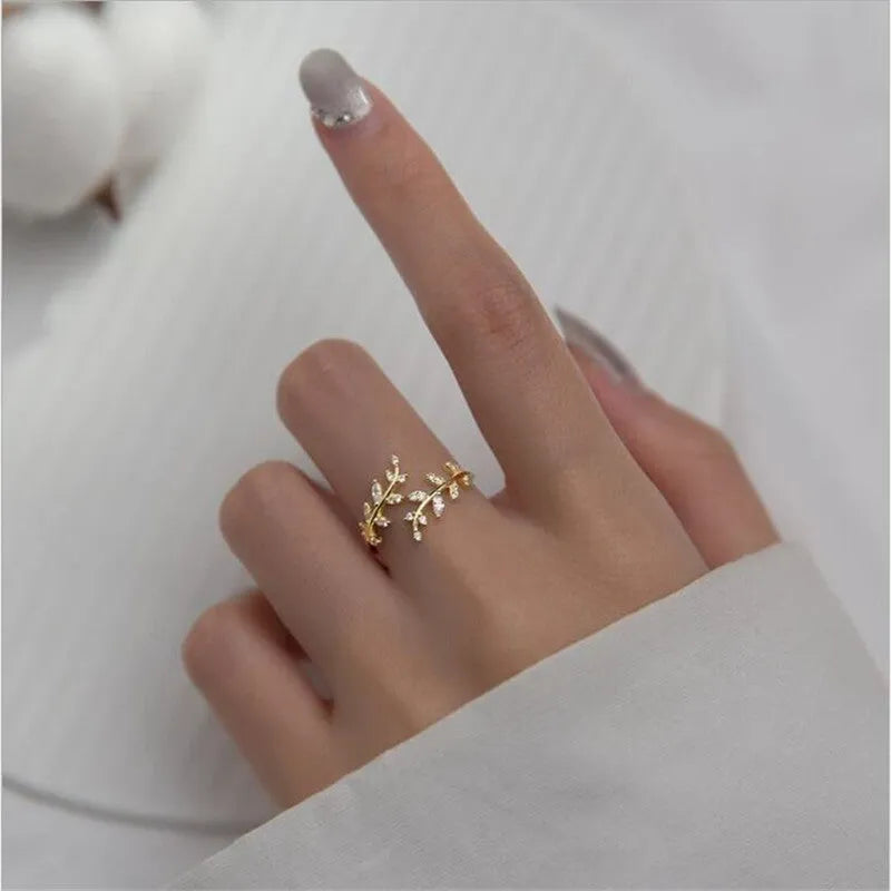 Leaf-shaped copper electroplated branch ring for women in gold or silver colour options