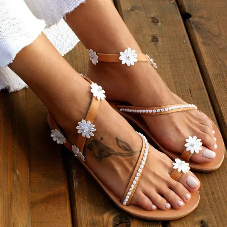 Brown Roman sandals with floral decoration and flat rubber soles