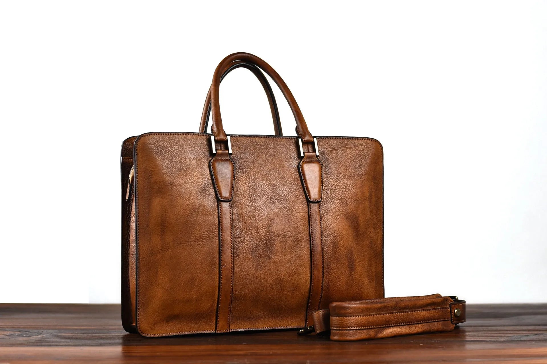 Men's 14 inch horizontal leather handbag in vegetable tanned cowhide with zipper closure