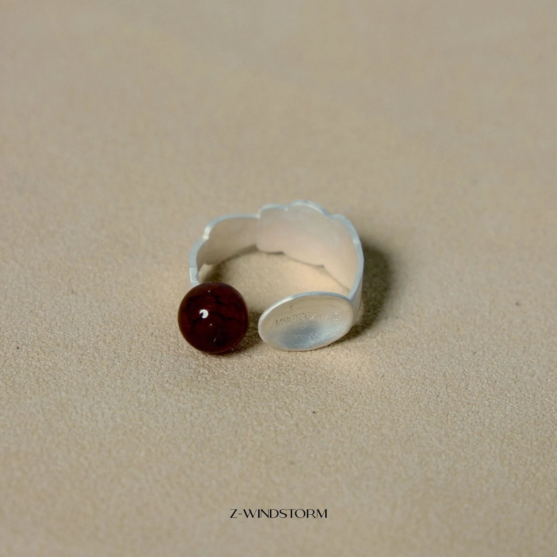 Small round stewed pork bracelet and ring jewellery set with diamond motifs