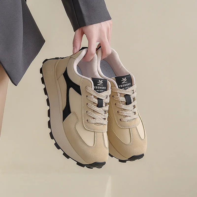 Women's low-top platform running shoes in card black with lace-up front and rubber sole
