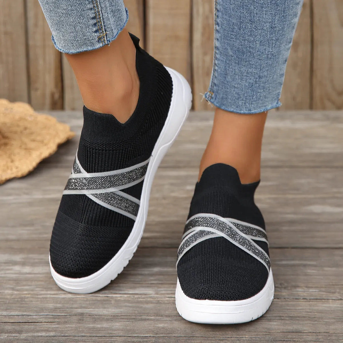 Black women's flat shoes with flyknit mesh upper and rubber sole