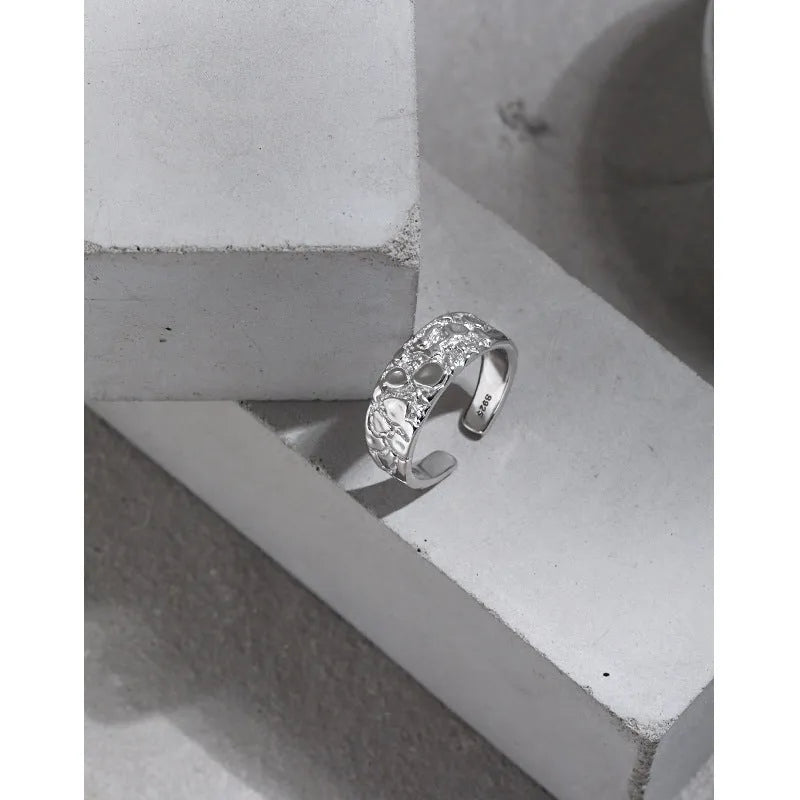 Silver ring with hammered texture and adjustable opening in white gold colour
