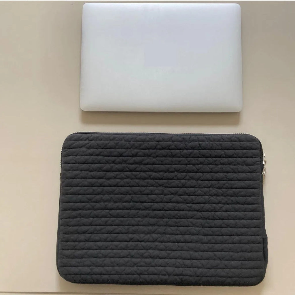 Black and white cotton clutch-style anti-seismic laptop bag for tablet protection.