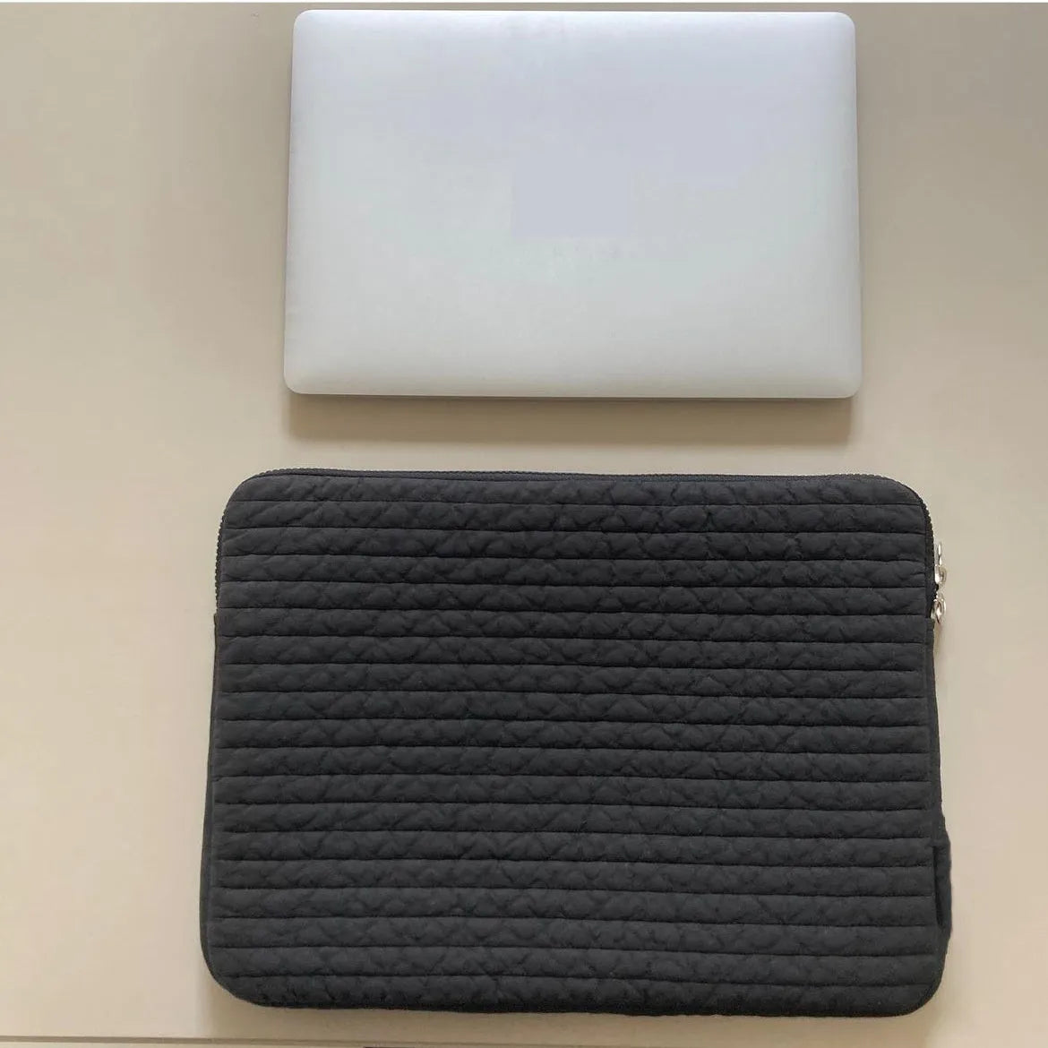 Black and white cotton clutch-style anti-seismic laptop bag for tablet protection.