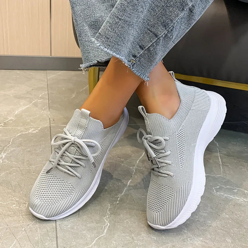Women's mesh running shoes in creamy white with flyknit upper and English muffin heel detail