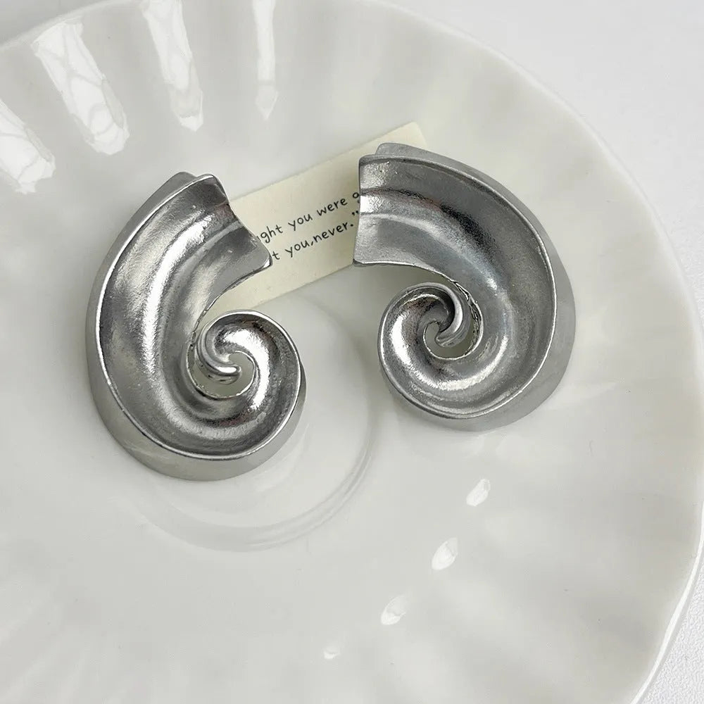 Retro geometric ear studs in gold and silver colours with 5cm size and electroplated finish