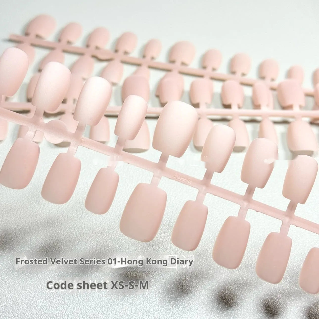 Frosted velvet cat's eye false nails with aurora electroplated finish showing short ladder sizing