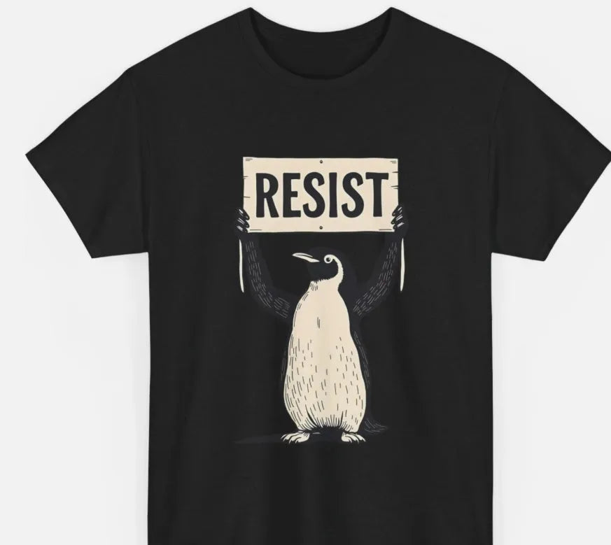 Straight cut cotton t-shirt with short sleeves and round neck in loose summer styling