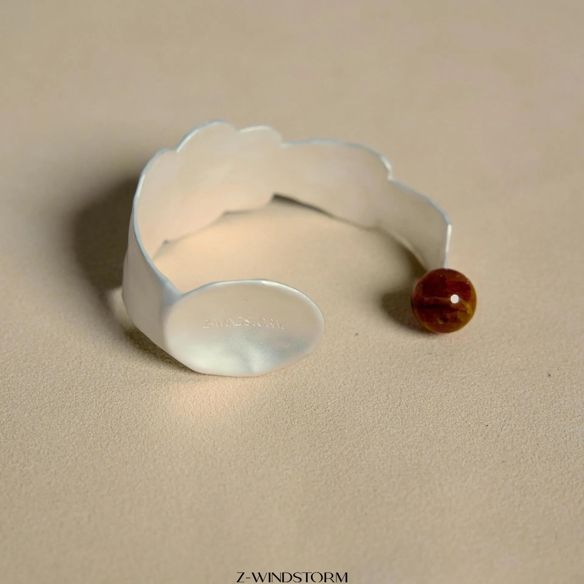 Small round stewed pork bracelet and ring jewellery set with diamond motifs
