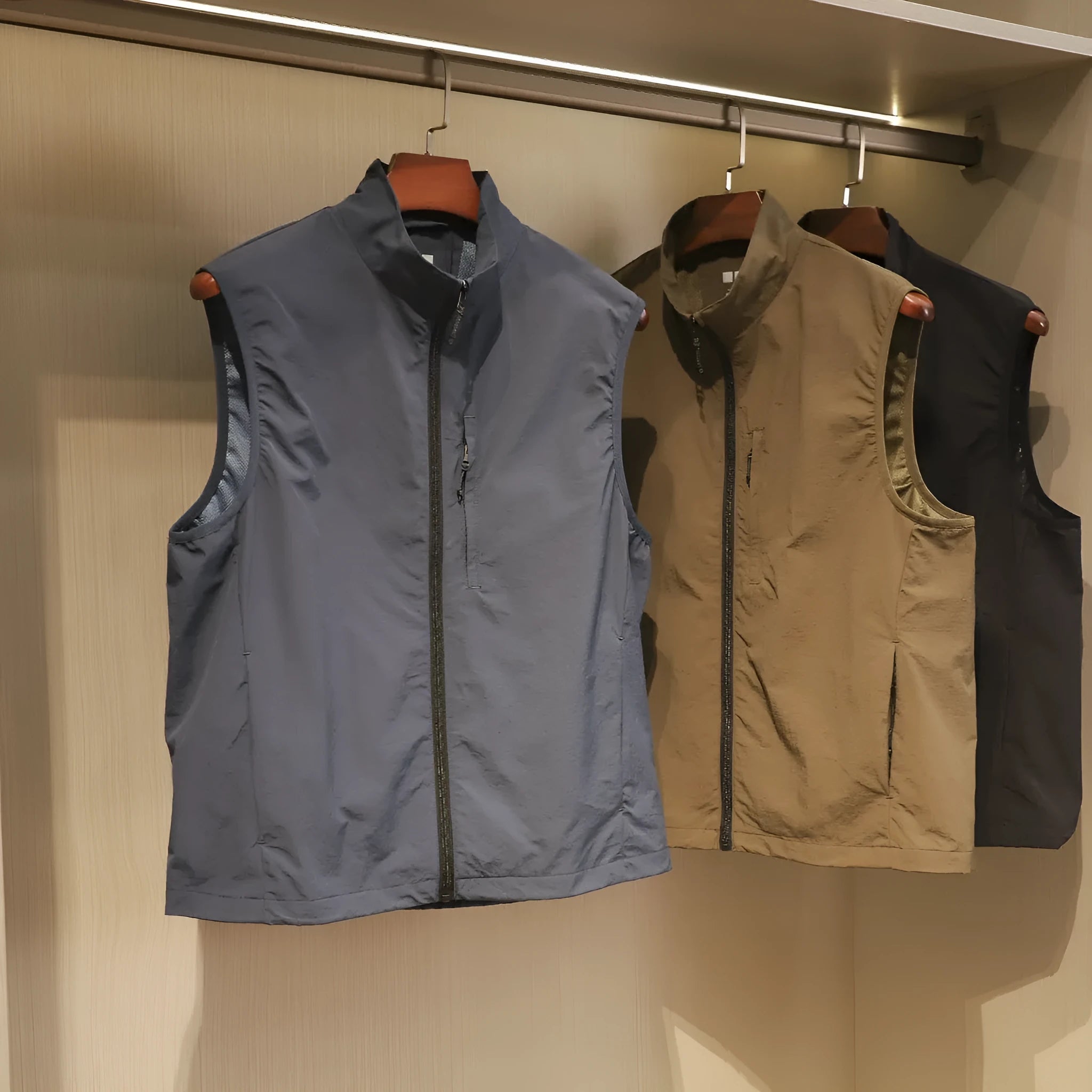 Men's retro bandage vest in quick-drying nylon fabric with side seam pockets.