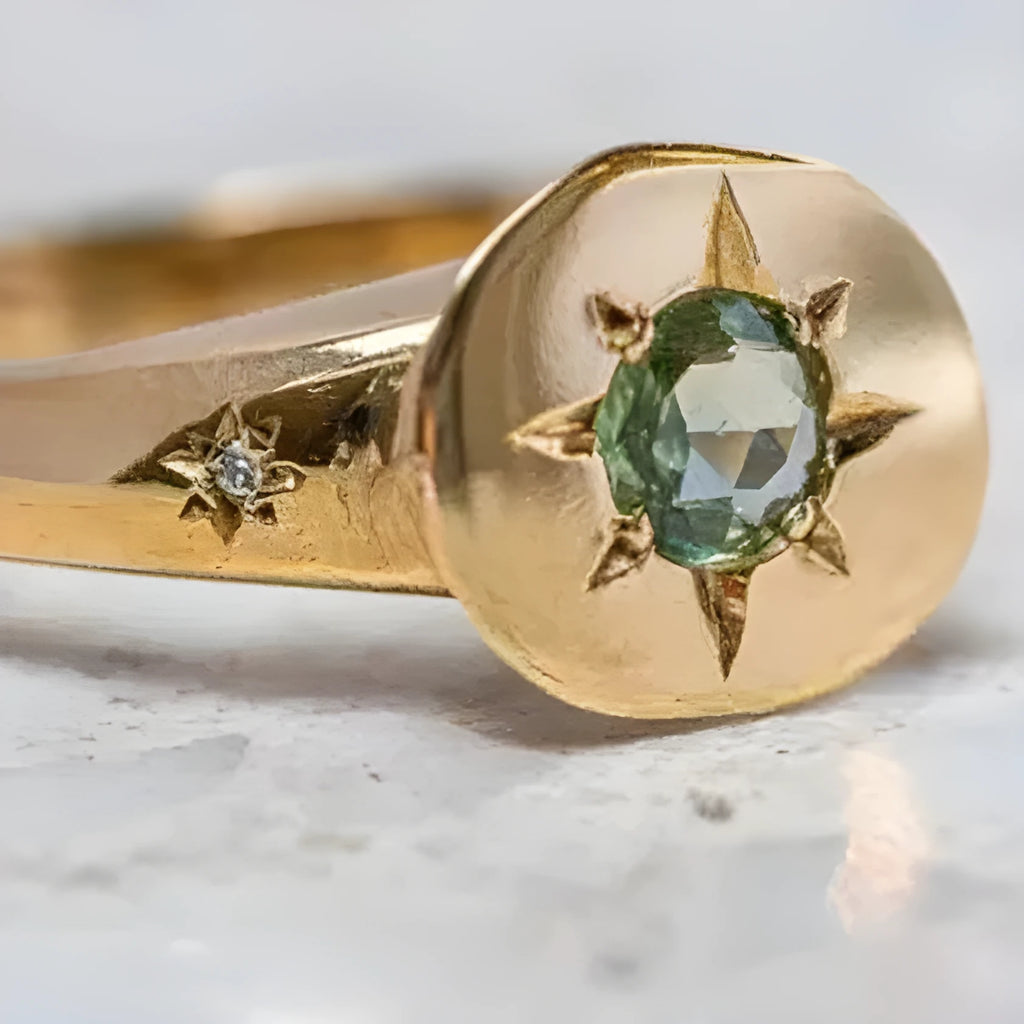 Gold-coloured adjustable ring with a star-shaped asterism zircon stone on a zinc alloy band.