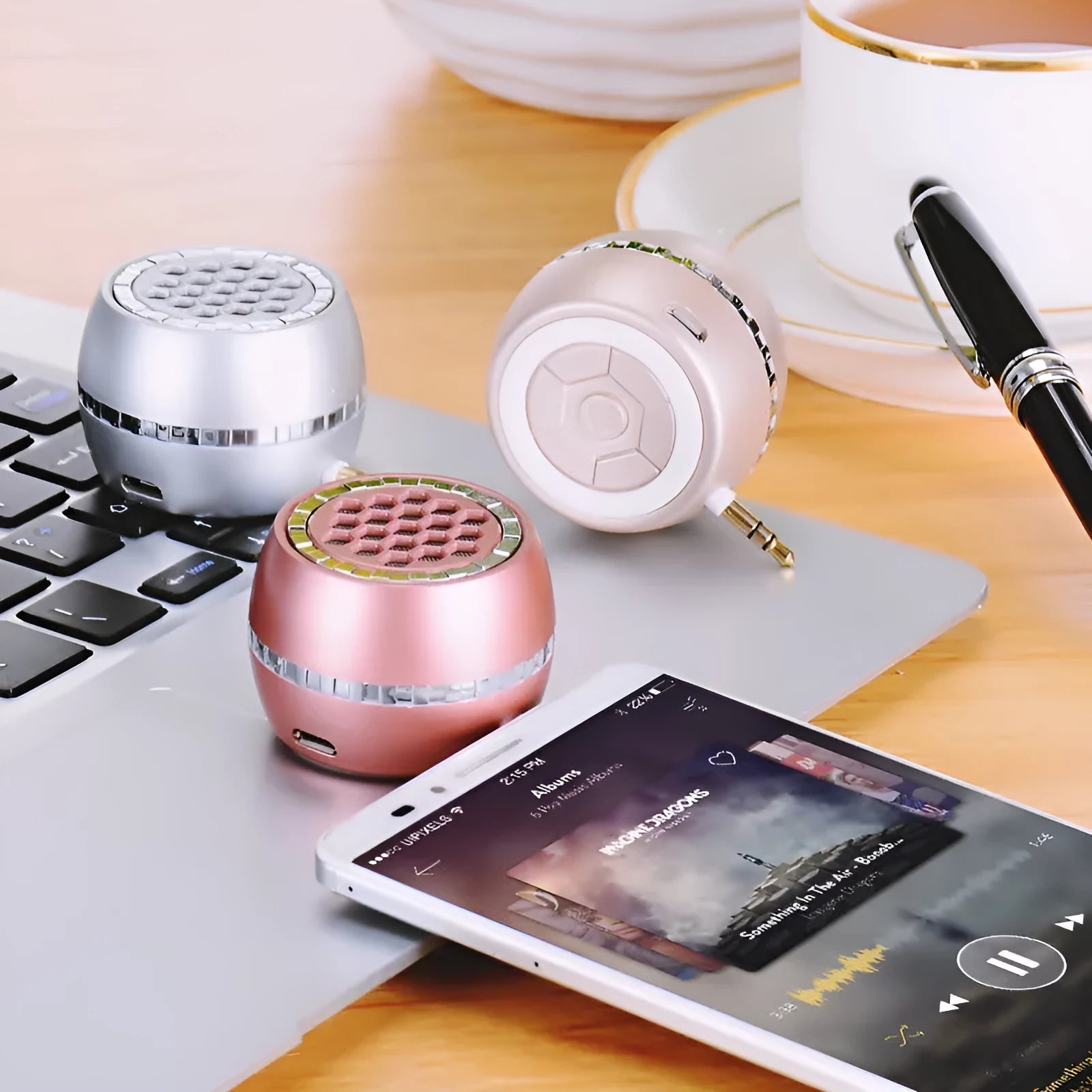 Universal external amplifier speaker in black, gold, or rose gold, showing input for 5V charger.