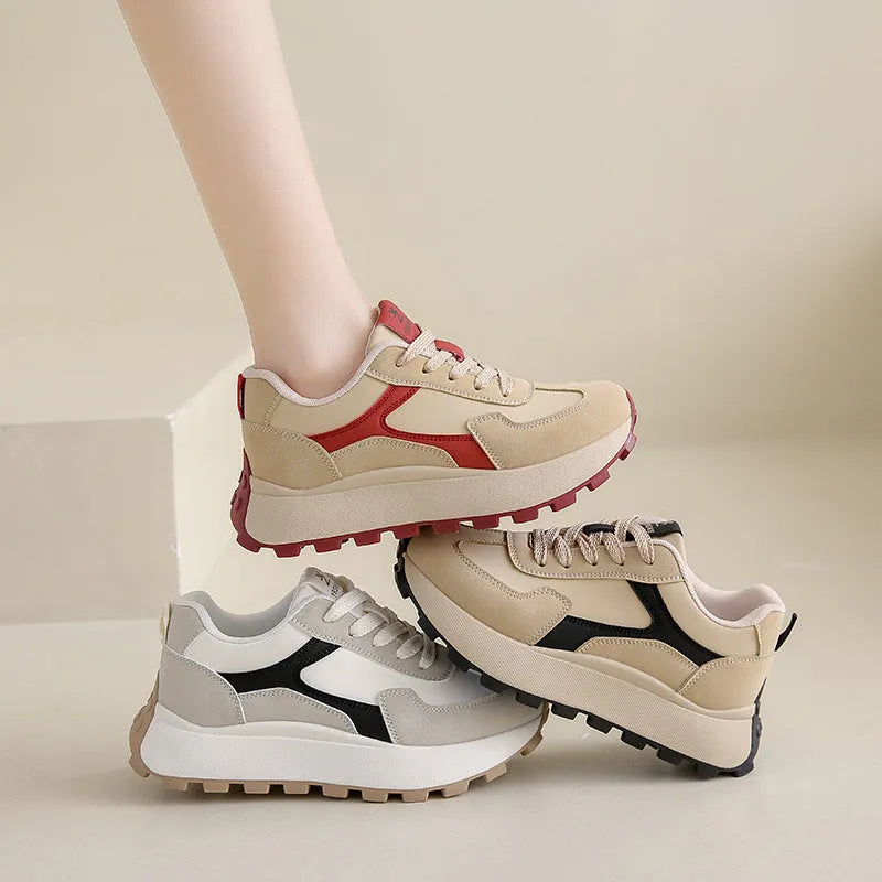 Women's low-top platform running shoes in card black with lace-up front and rubber sole