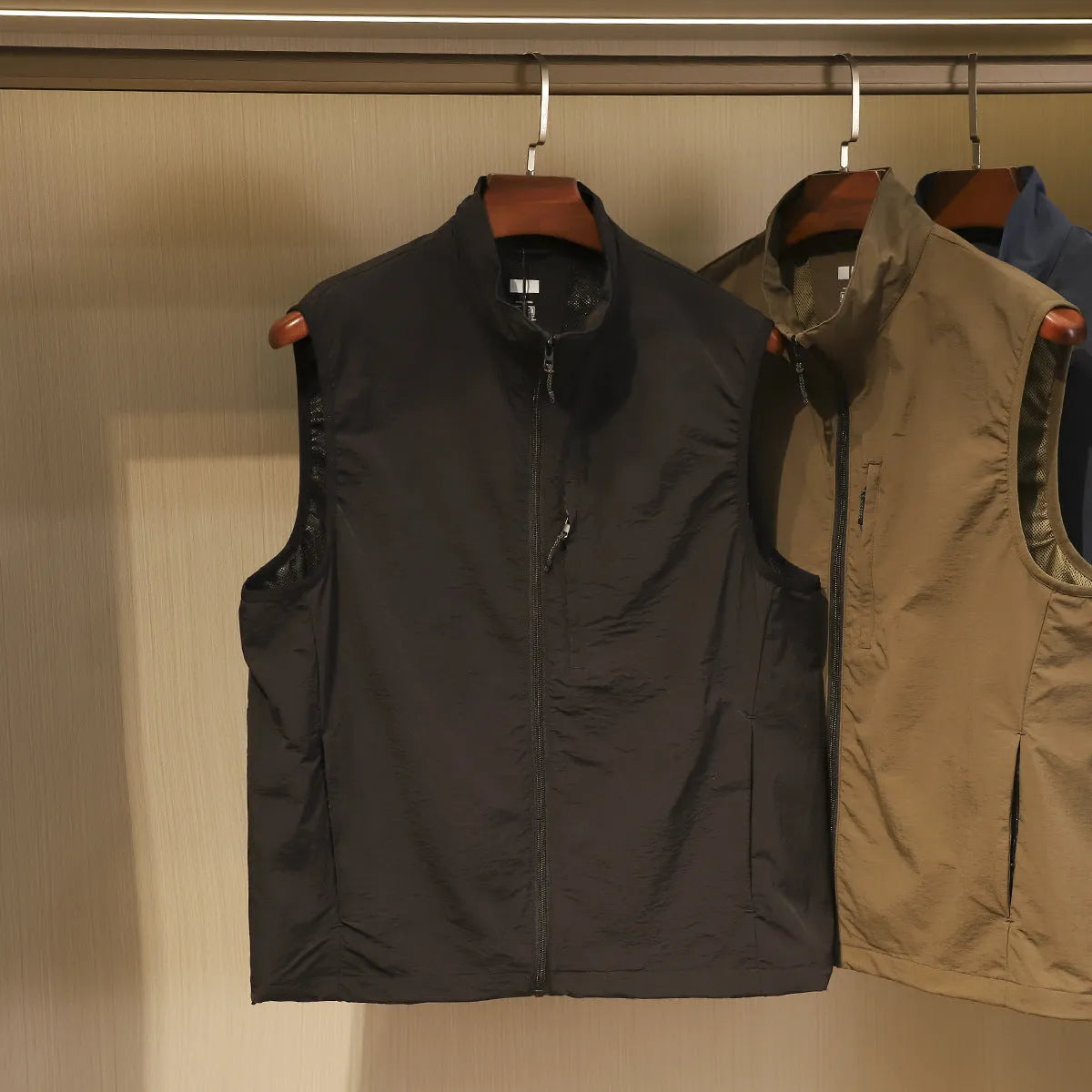 Men's retro bandage vest in quick-drying nylon fabric with side seam pockets.