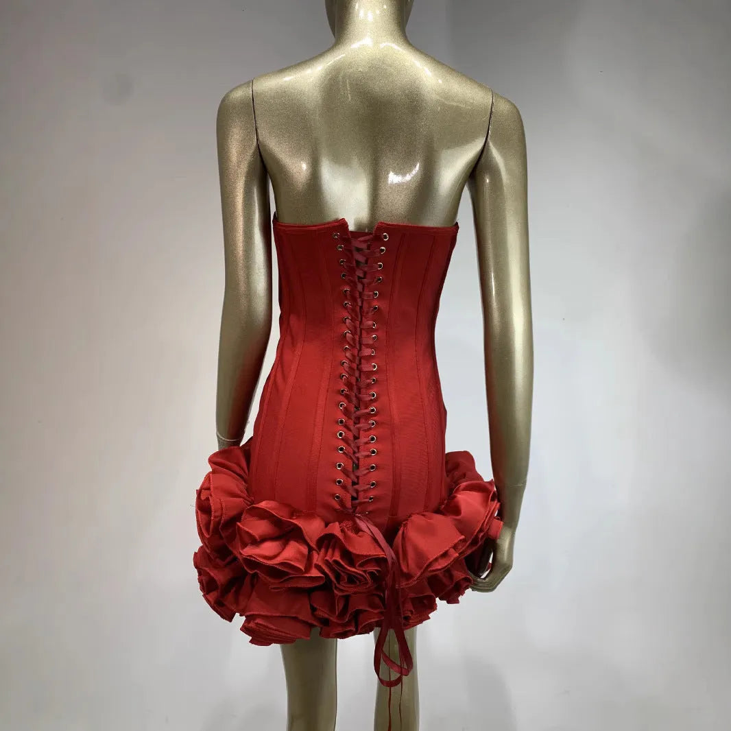 Solid colour women's mid-waist dress in red, on a mannequin.