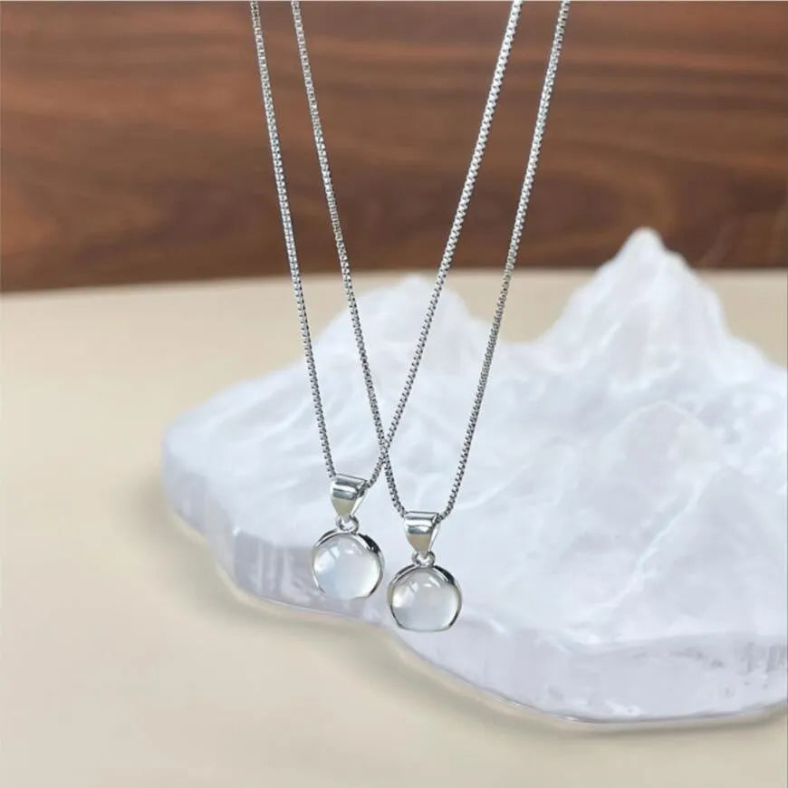 Women's Korean-style oval pendant necklace with artificial crystal and adjustable chain