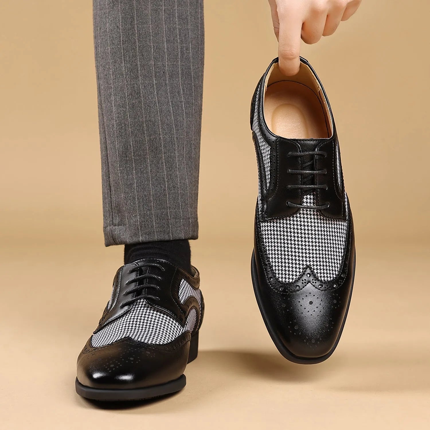 Imitation houndstooth plaid men's casual leather shoes with square toe and lace-up design