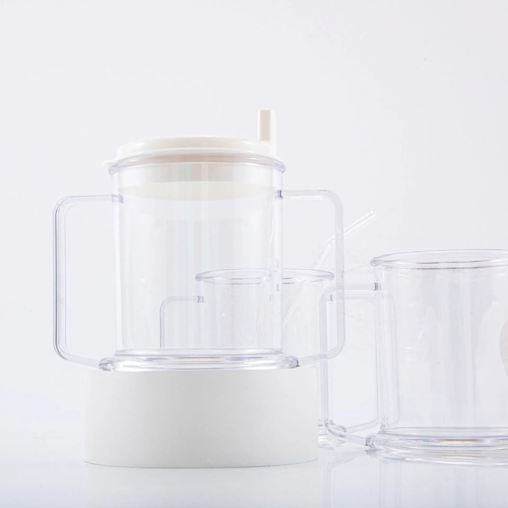 Transparent polypropylene spill-proof drinking cup with modern design.