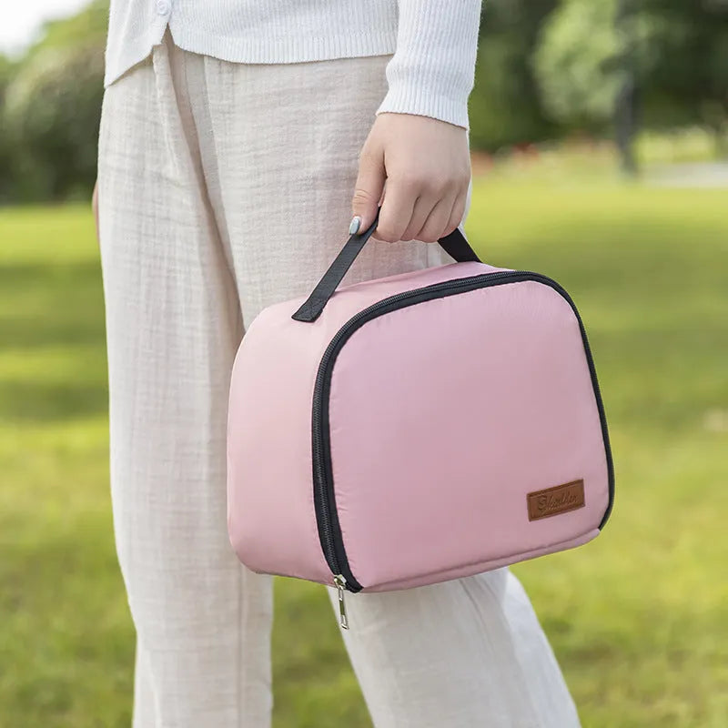 Insulated lunch box bag in textured cloth with large capacity for picnics and meals