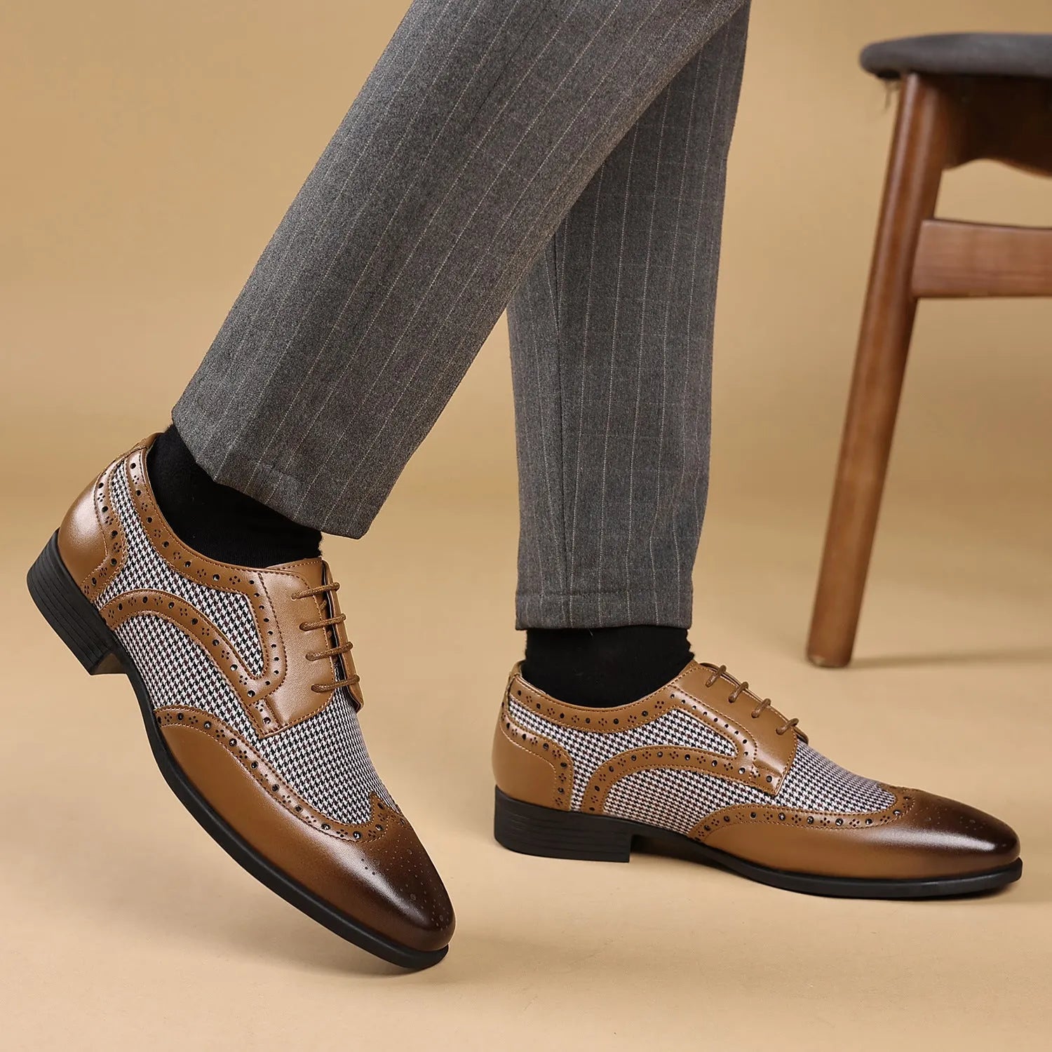 Imitation houndstooth plaid men's casual leather shoes with square toe and lace-up design