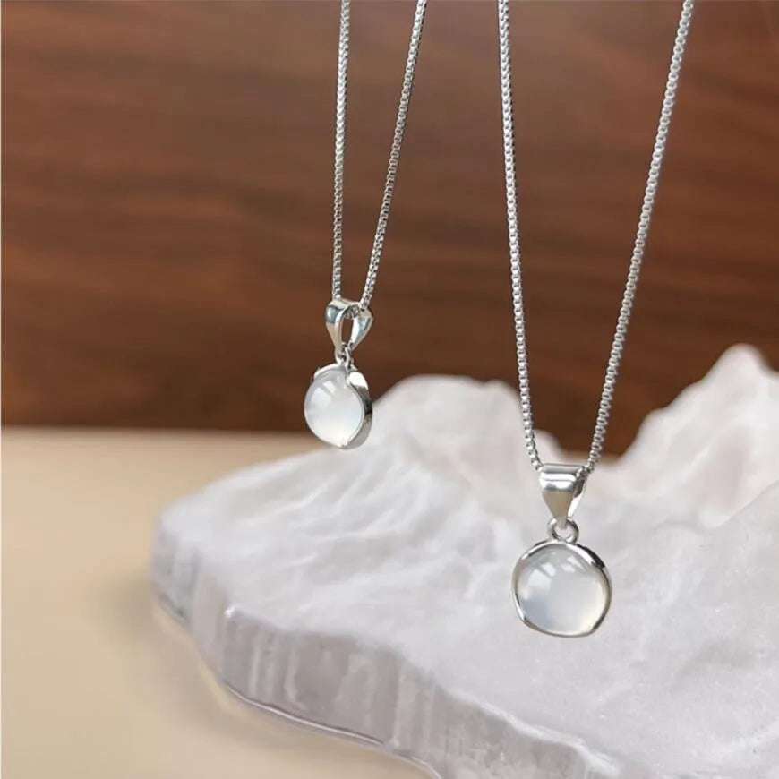 Women's Korean-style oval pendant necklace with artificial crystal and adjustable chain