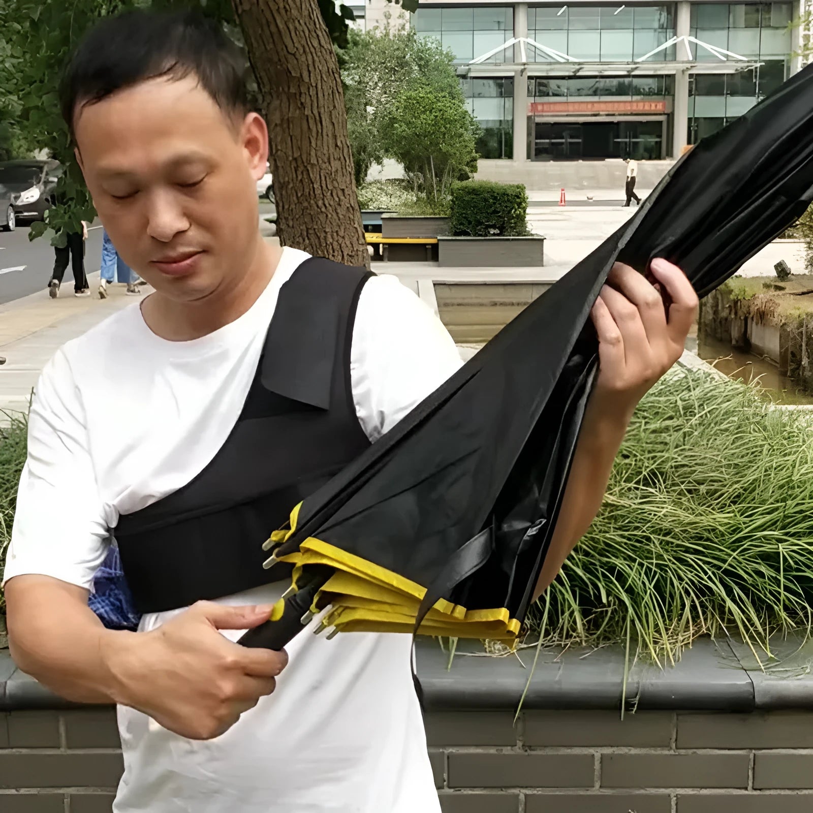 Portable umbrella holder with shoulder strap for manual 10-bone umbrellas in diving cloth material