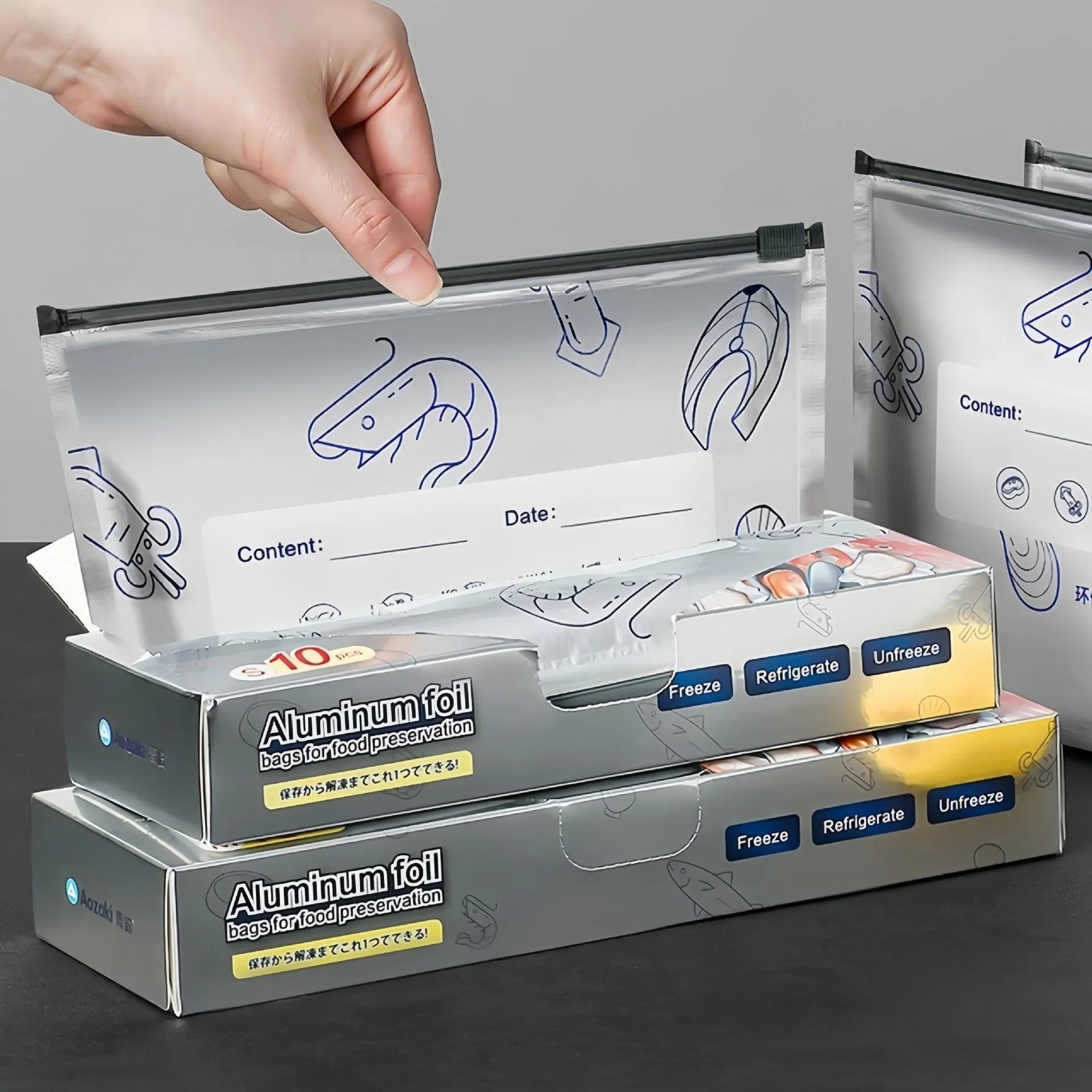 Set of aluminium foil resealable fresh-keeping bags in small, medium, and large sizes.