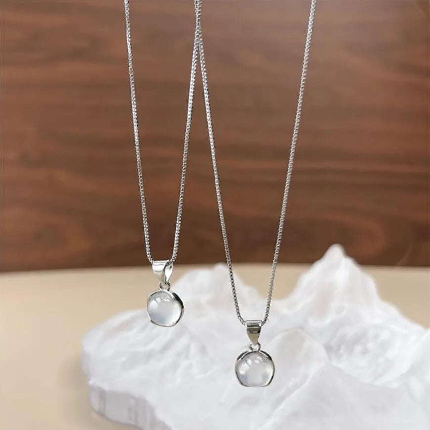 Women's Korean-style oval pendant necklace with artificial crystal and adjustable chain