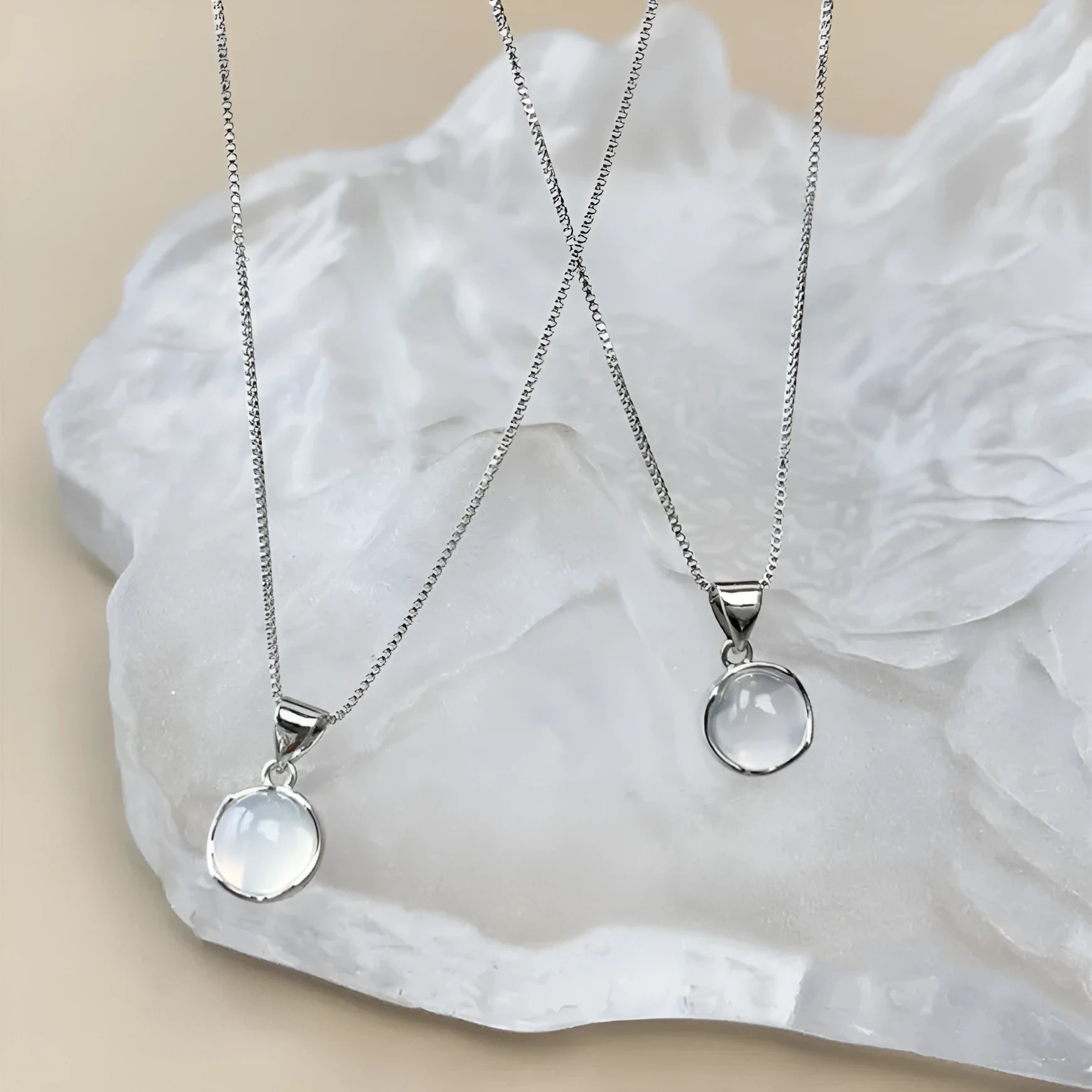 Women's Korean-style oval pendant necklace with artificial crystal and adjustable chain