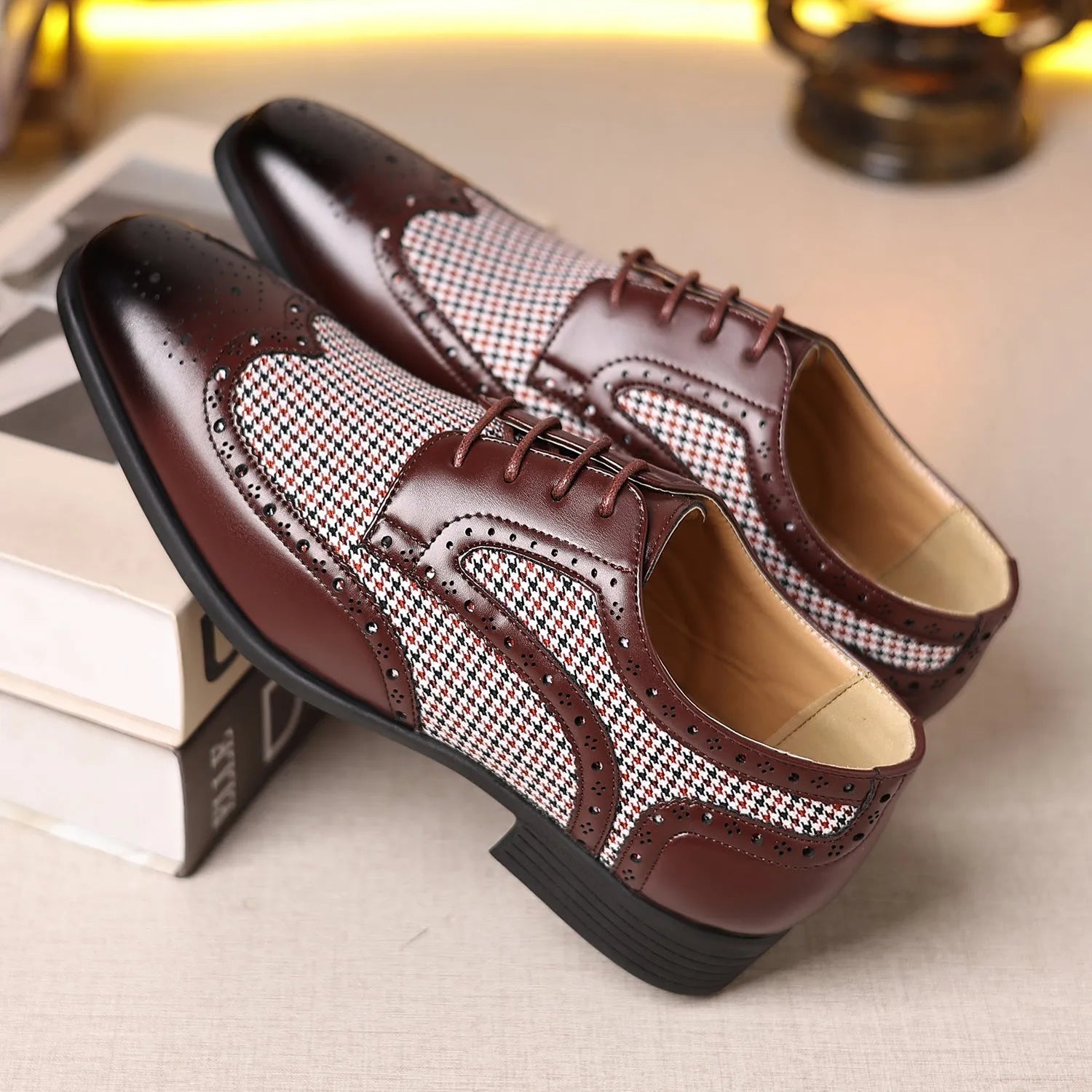 Imitation houndstooth plaid men's casual leather shoes with square toe and lace-up design