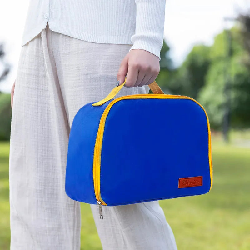 Insulated lunch box bag in textured cloth with large capacity for picnics and meals