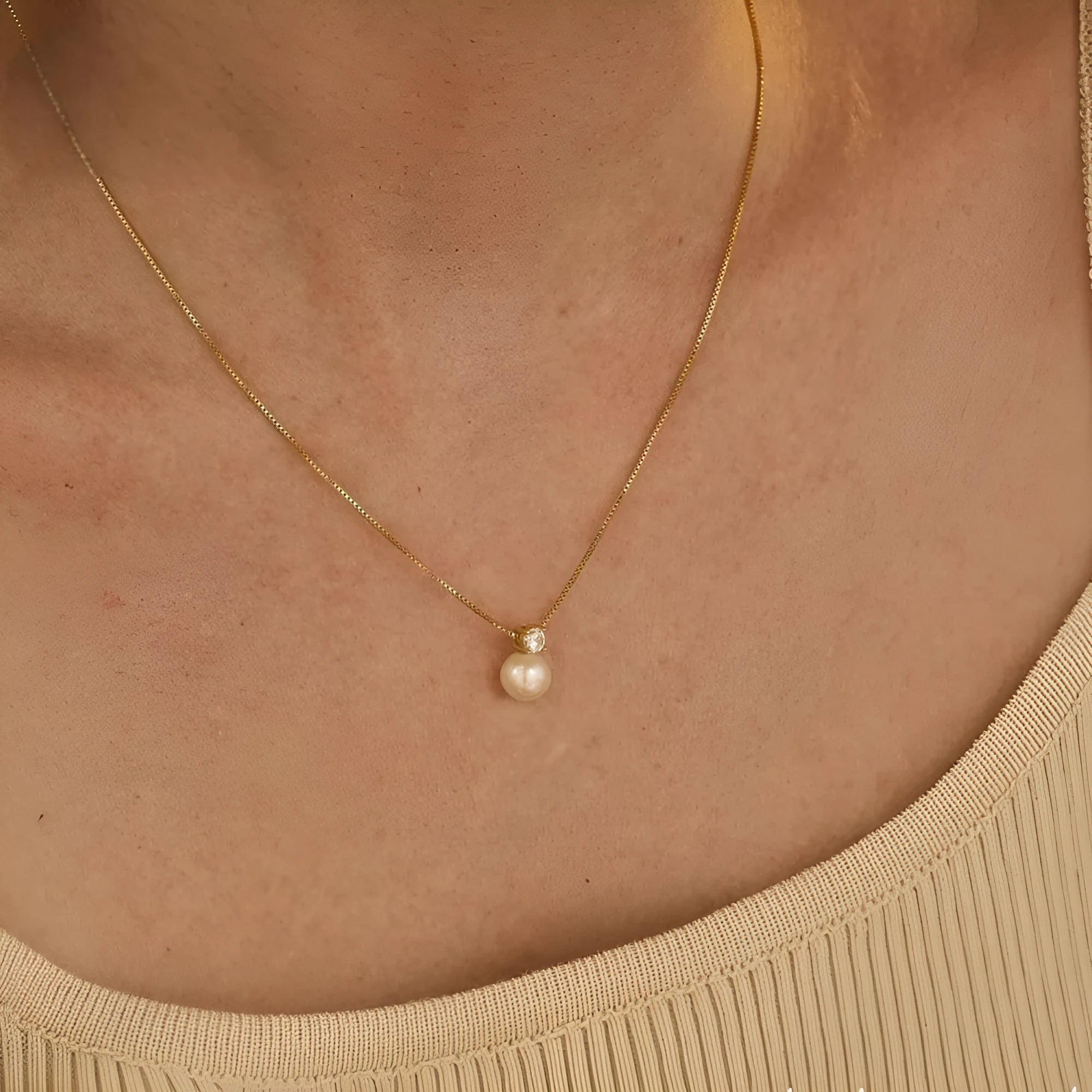 Simple stainless steel necklace for women with imitation pearl and zircon pendant in New Chinese style.